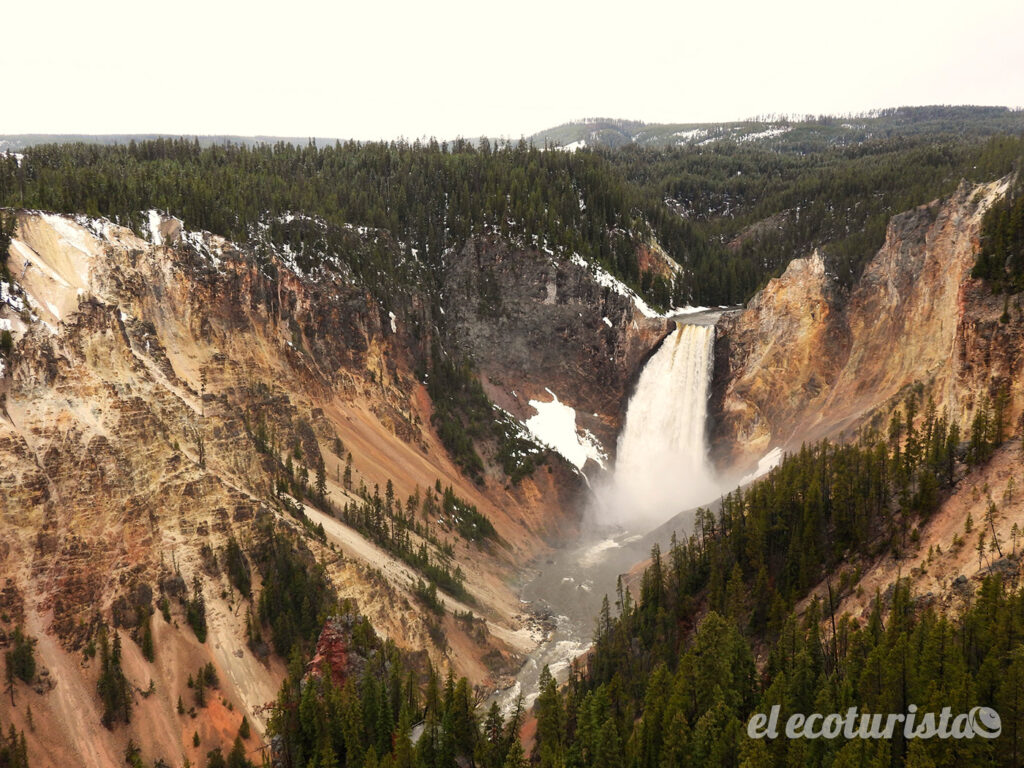 alt="Gran Cascada Yellowstone"